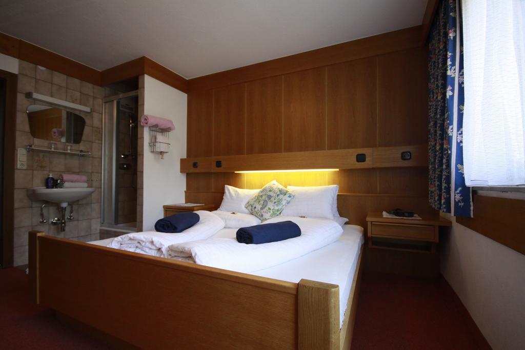 Privatzimmer Kammerlander Neukirchen am Grossvenediger Room photo