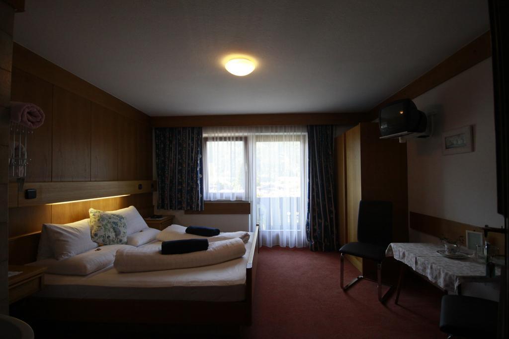Privatzimmer Kammerlander Neukirchen am Grossvenediger Room photo